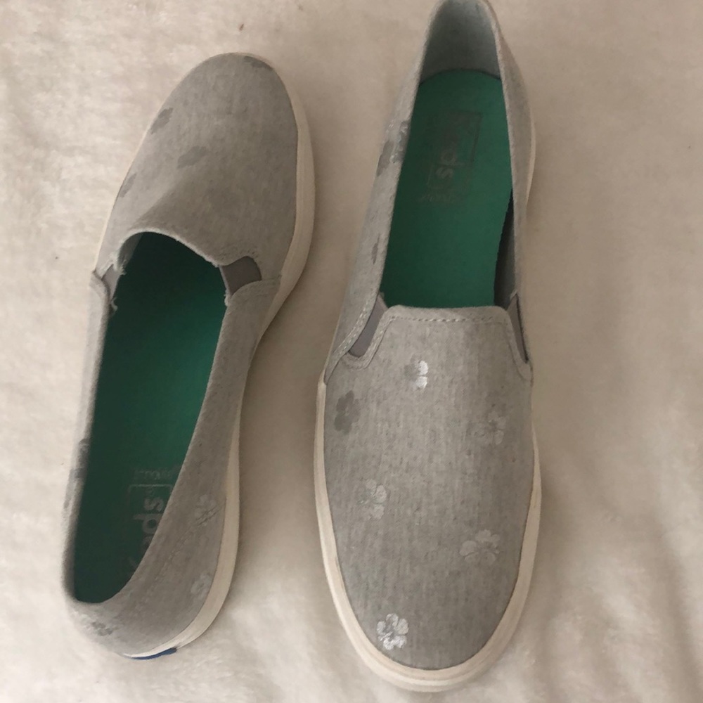 Meds slip on  grey and white border with tiny small flowers clean and worn once